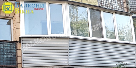 Обшивка балкону сайдингом